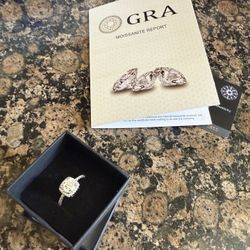 VVS1 Moissanite Engagement Ring