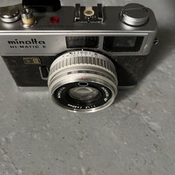 Minolta Hi-Matic E 35mm Rangefinder Film Camera | Rokkor-QF 40mm f/1.7 Lens | w/ Case