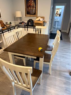 Dinning table /8 chairs (like new)