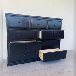 Dresser/  Nine drawers dresser