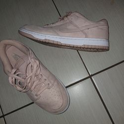 Womans size 9 gently worn NIKE DUNK LOW PREMIUM PINK OXFORD WOMAMS SNEAKER