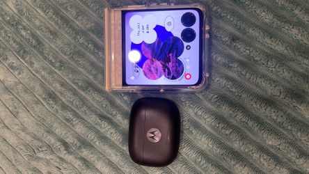 $875 OBO LIKE NEW 2026 Moto Razr and Moto Buds 2 Bundle