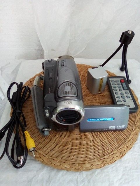 Sony Digital Handy Cam 3.0 Mega Pixels 120 X Digital Zoom Model Carl Zeiss Dcr-Dvd 403