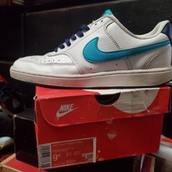 COURT VISION LOW

Nike