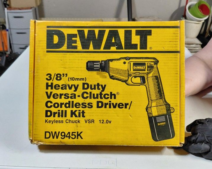 DEWALT 12 VOLT 3/8 HEAVY DUTY VERSA CLUTCH CORDLESS DRIVER DRILL