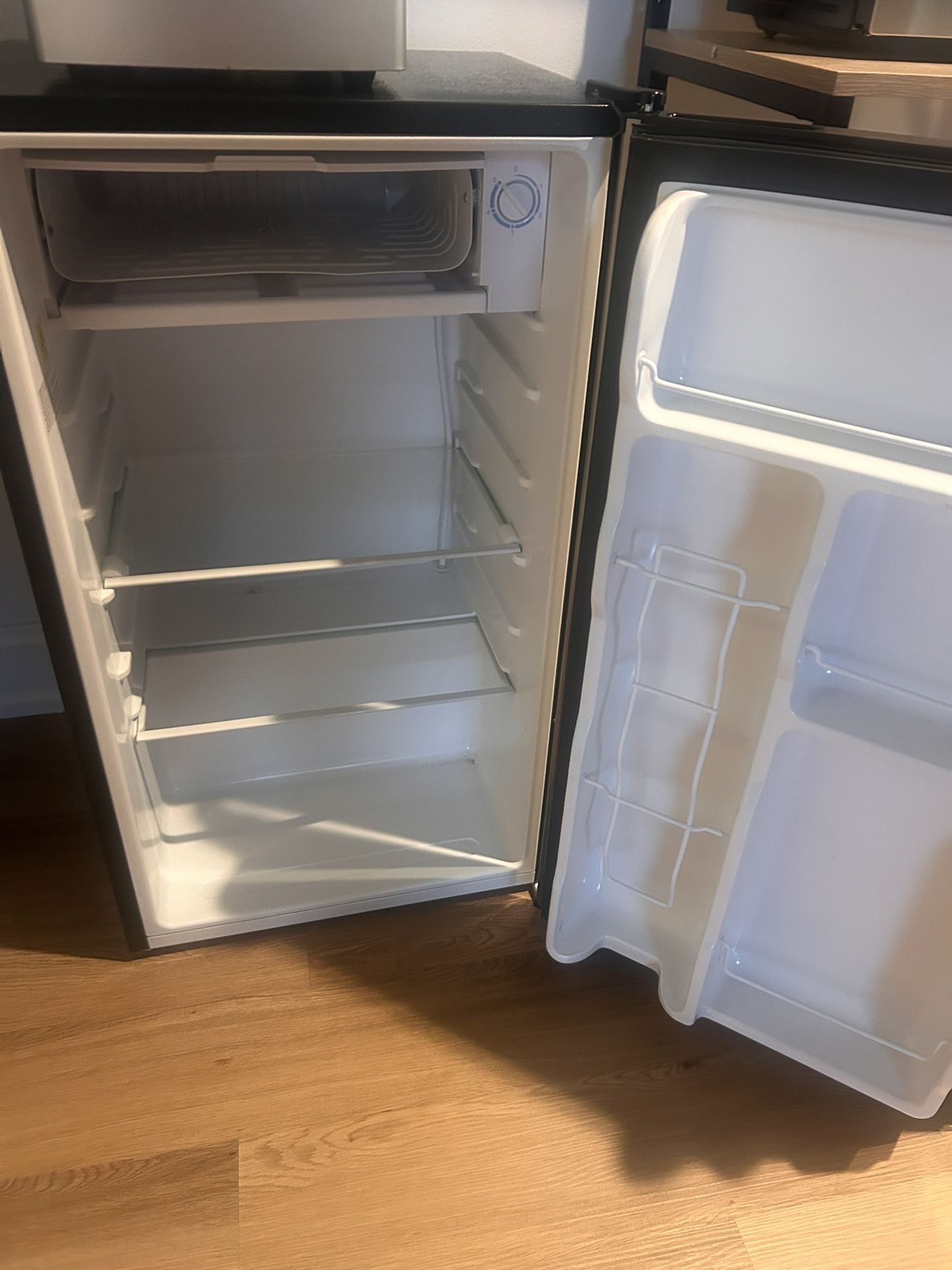 Mini Fridge / Ice Maker