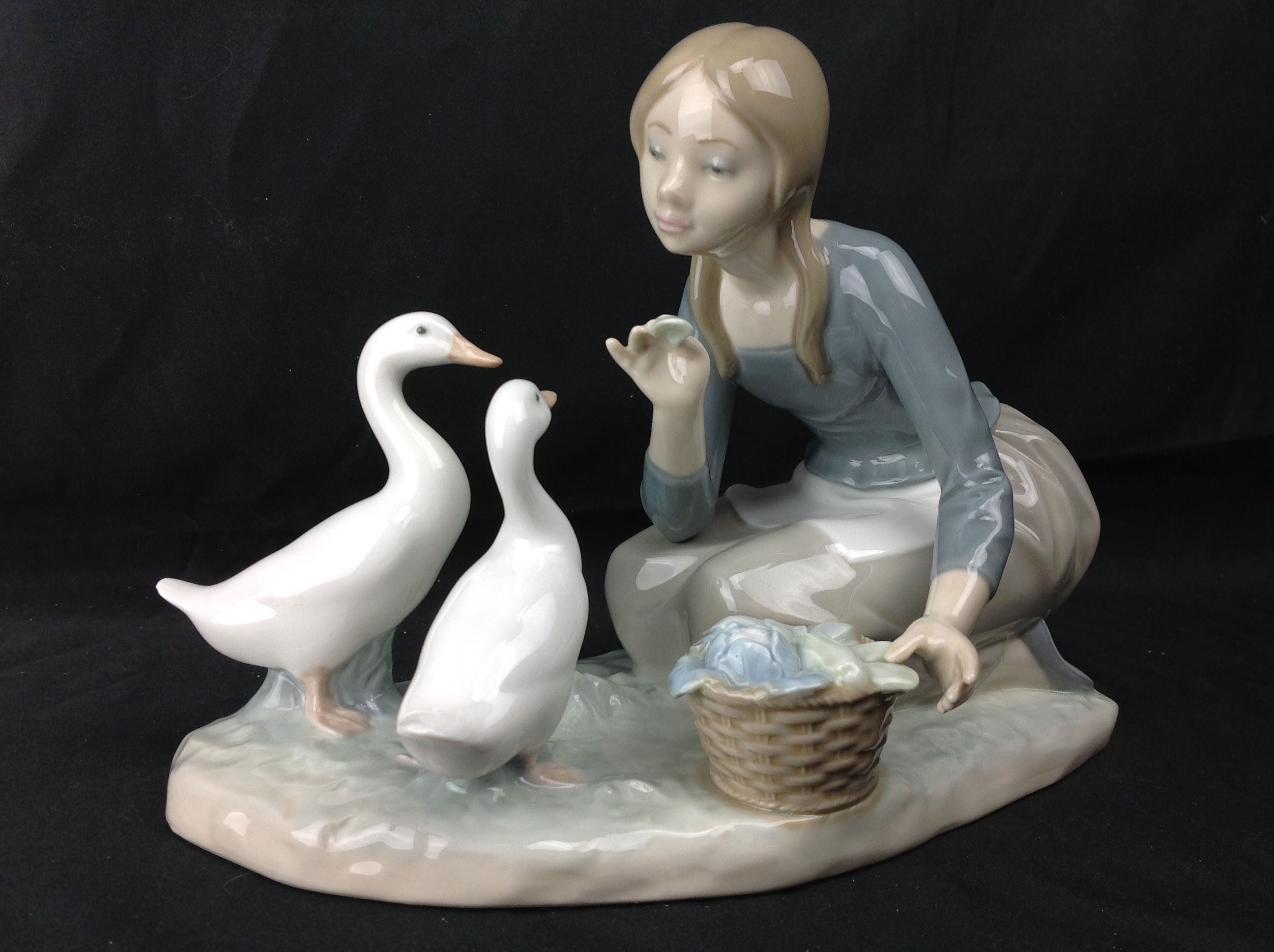 Large Lladro Food For Ducks Figurine