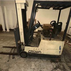 Crown Electric ForkLift 
