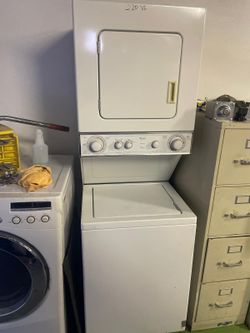 Stacked Washer And Dryer Brand Whirlpool Heavy Duty Everything Works Great With A 3 Months Warranty