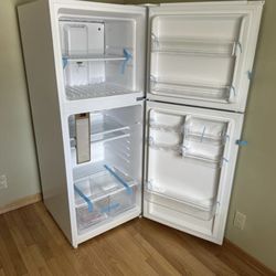 Magic Chef Fridge With Freezer