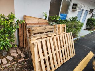 Free Pallets - Approximately 10-20... Some VERY NICE