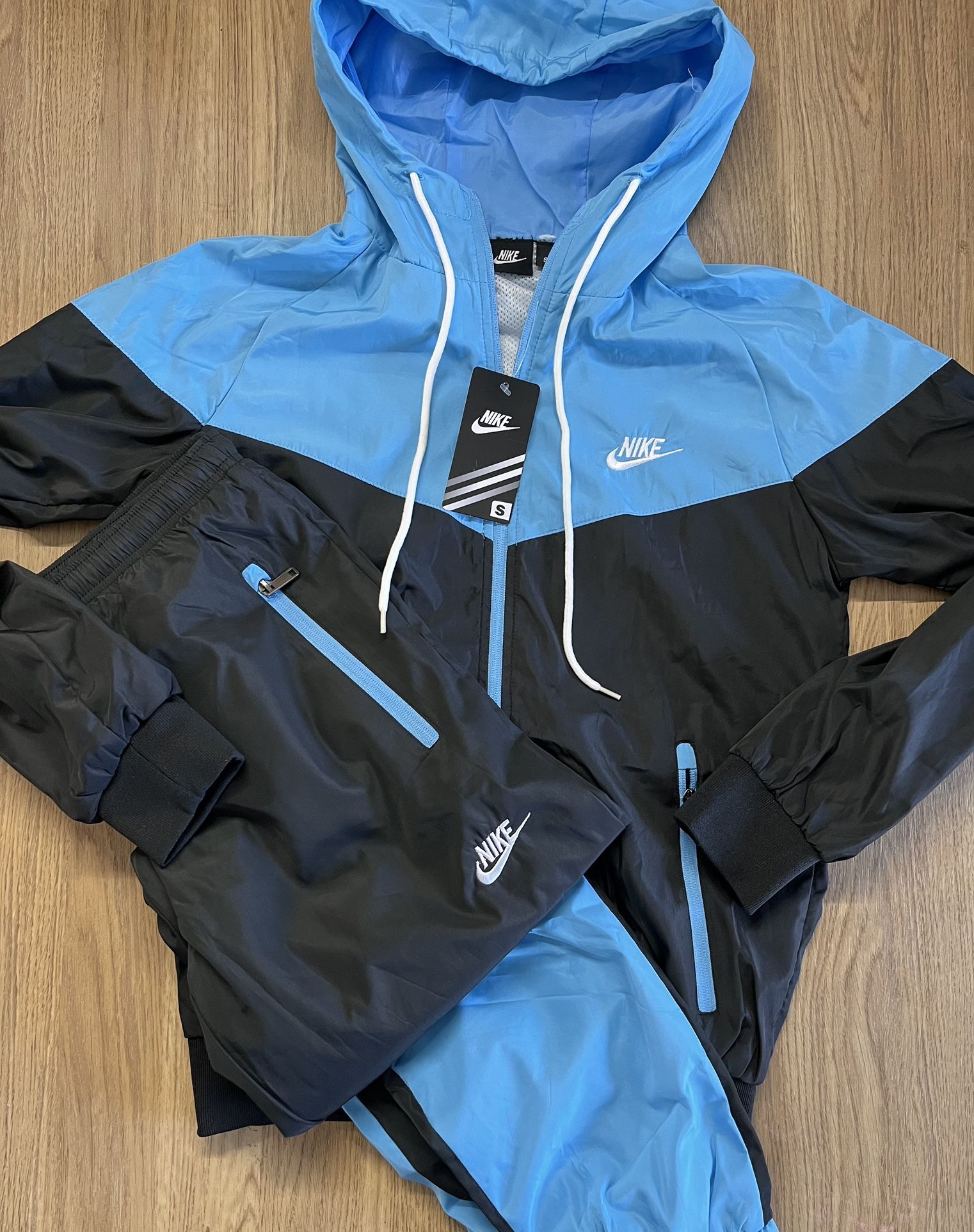 NIKE WINDBREAKER 