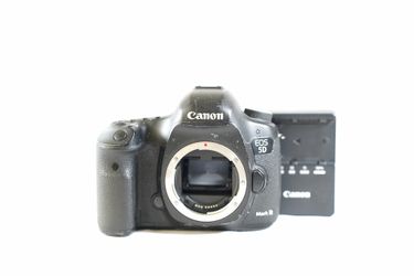 Canon Eos 5D mark 3 full frame DSLR camera