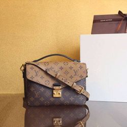 Pochette Metis Reverse Monogram Bagwallet M44876         25 x19 x7CM