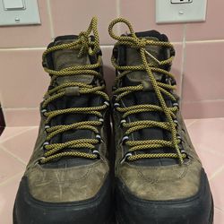 Wolverine Men's Edge LX brown leather soft toe oil-resistant work boot.