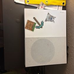 Xbox 1 comes with monitor hdmi cable and controller 