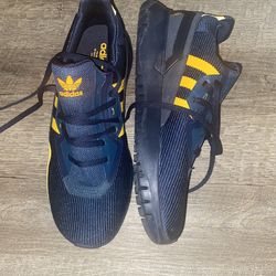 adida atheletic running shoes