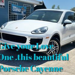 2018 PORSCHE CAYENNE  1 OWNER. CLEAN