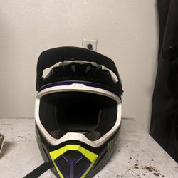 Bell monster helmet really good condition