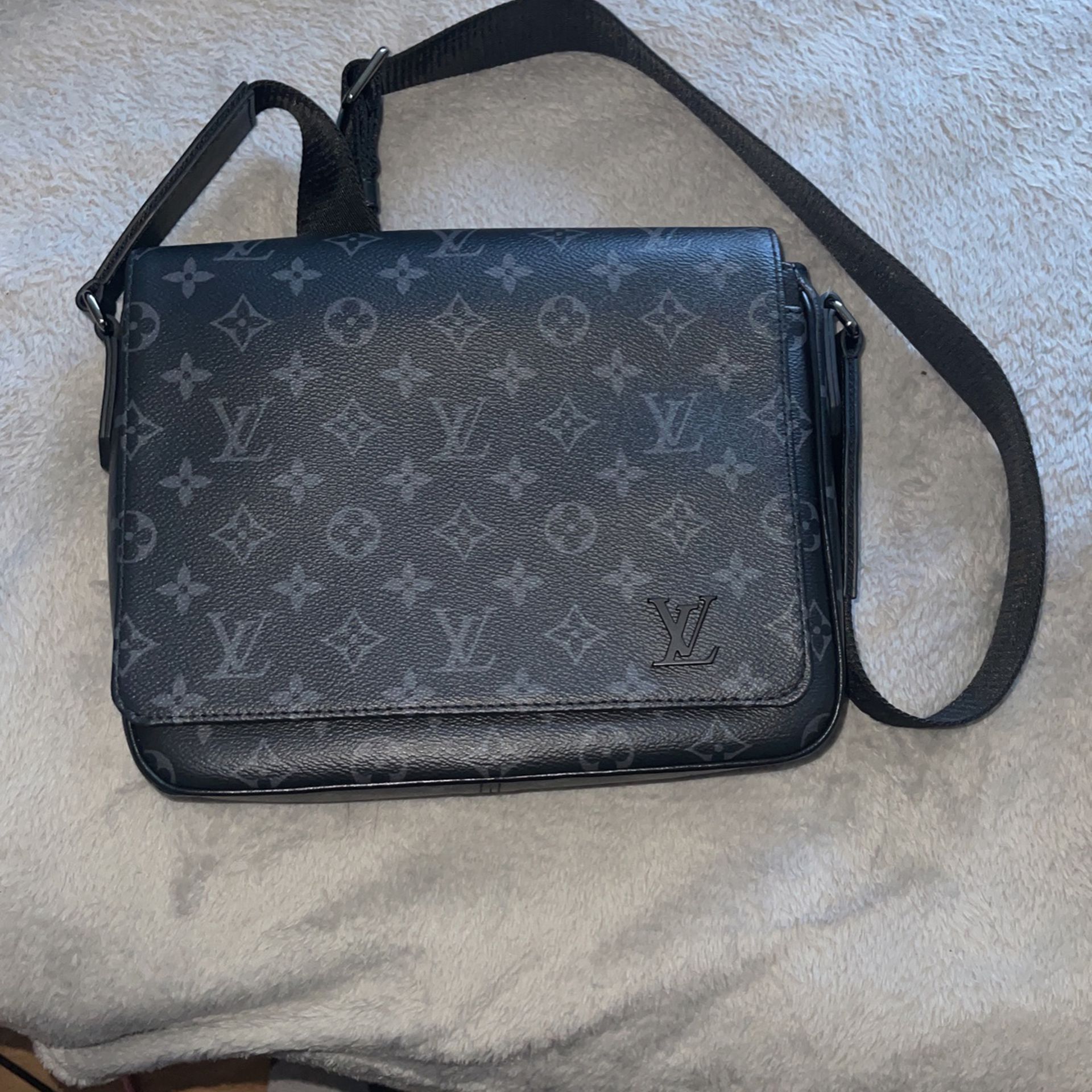 Louis Vuitton Men's Crossbody Bag for Sale in Seattle, WA - OfferUp