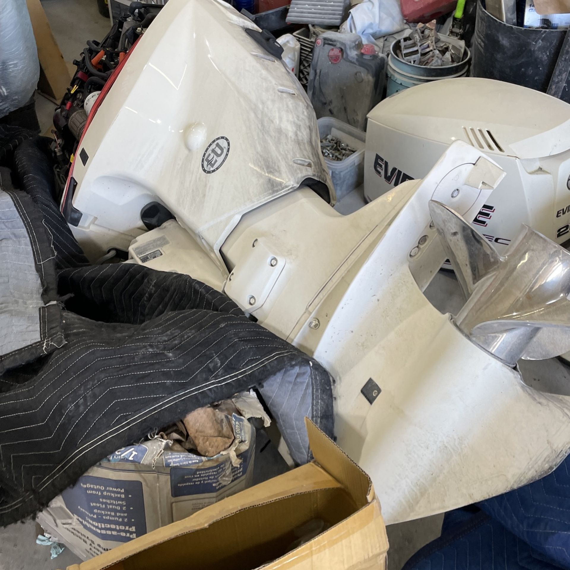 Photo Pair Of 2011 Evinrude Etec 200 Not Working For Parts