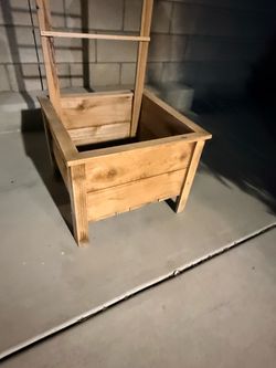 Cedar planter box with trellis