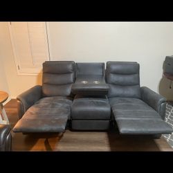 ✨ 3-Seat Reclining Sofa with Center Console ✨
Comfortable and modern 3-seat reclining couch in dark gray.