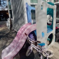 Casita Con Resbaladilla. Y Bisicleta Por 35