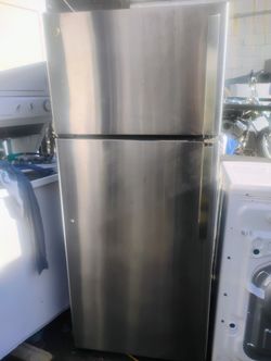 G E Refrigerator 30w 30d 66h