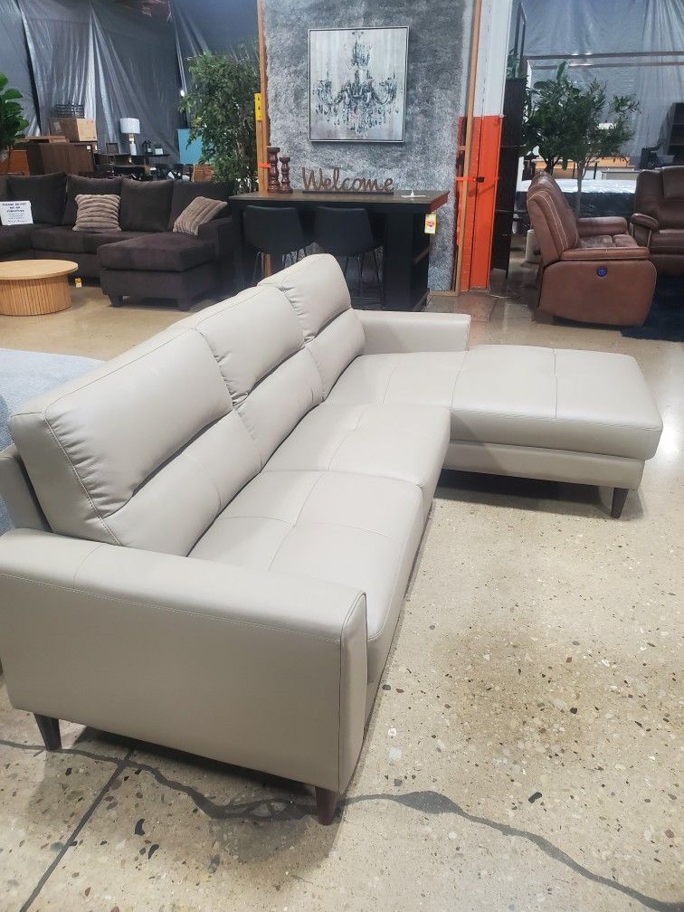 Leather 2-Piece Sectional with Right Chaise(New)