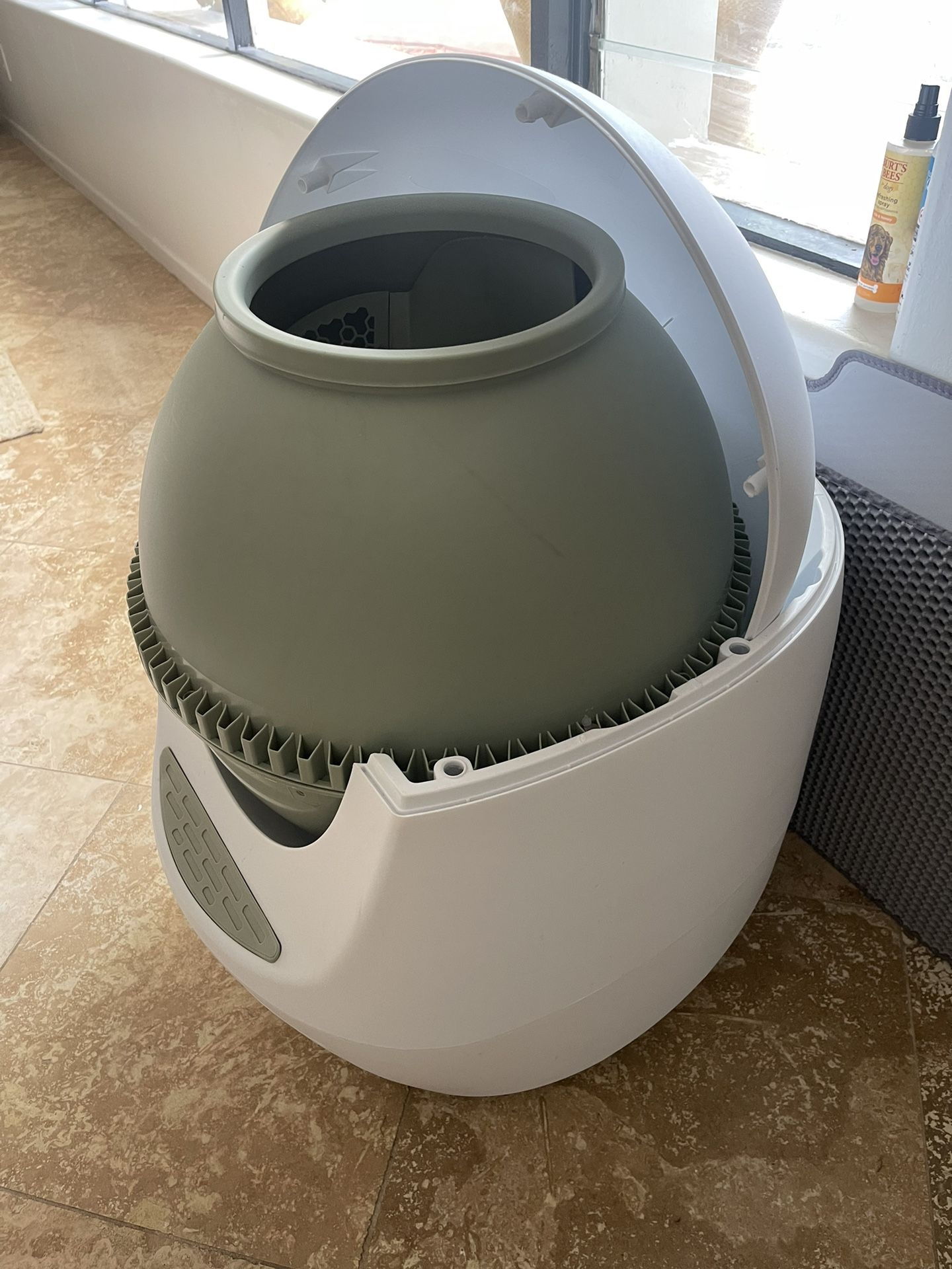 Brand New Leo Loo Too Automatic Litter Box!