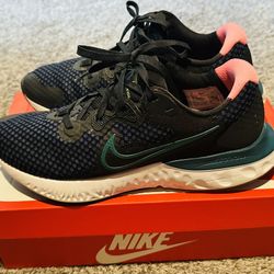Women's Size 9 Nike Shoe 