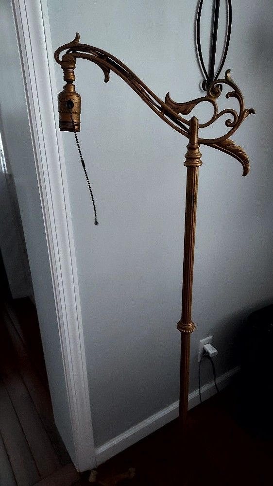 ANTIQUE REMBRANDT STAND LAMP R 9211