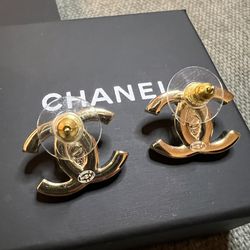 Authentic CHANEL 2022 Turnlock Stud Earrings AB9411 for Sale in Queens, NY  - OfferUp