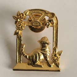 GOLD TONE BROOCH