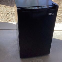 Magic Chef Mini Refridgerator With Freezer 