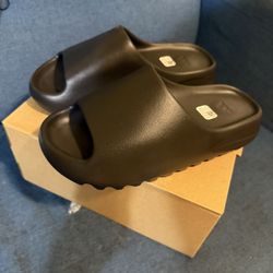 Yeezy Slides Onyx (size 9) 