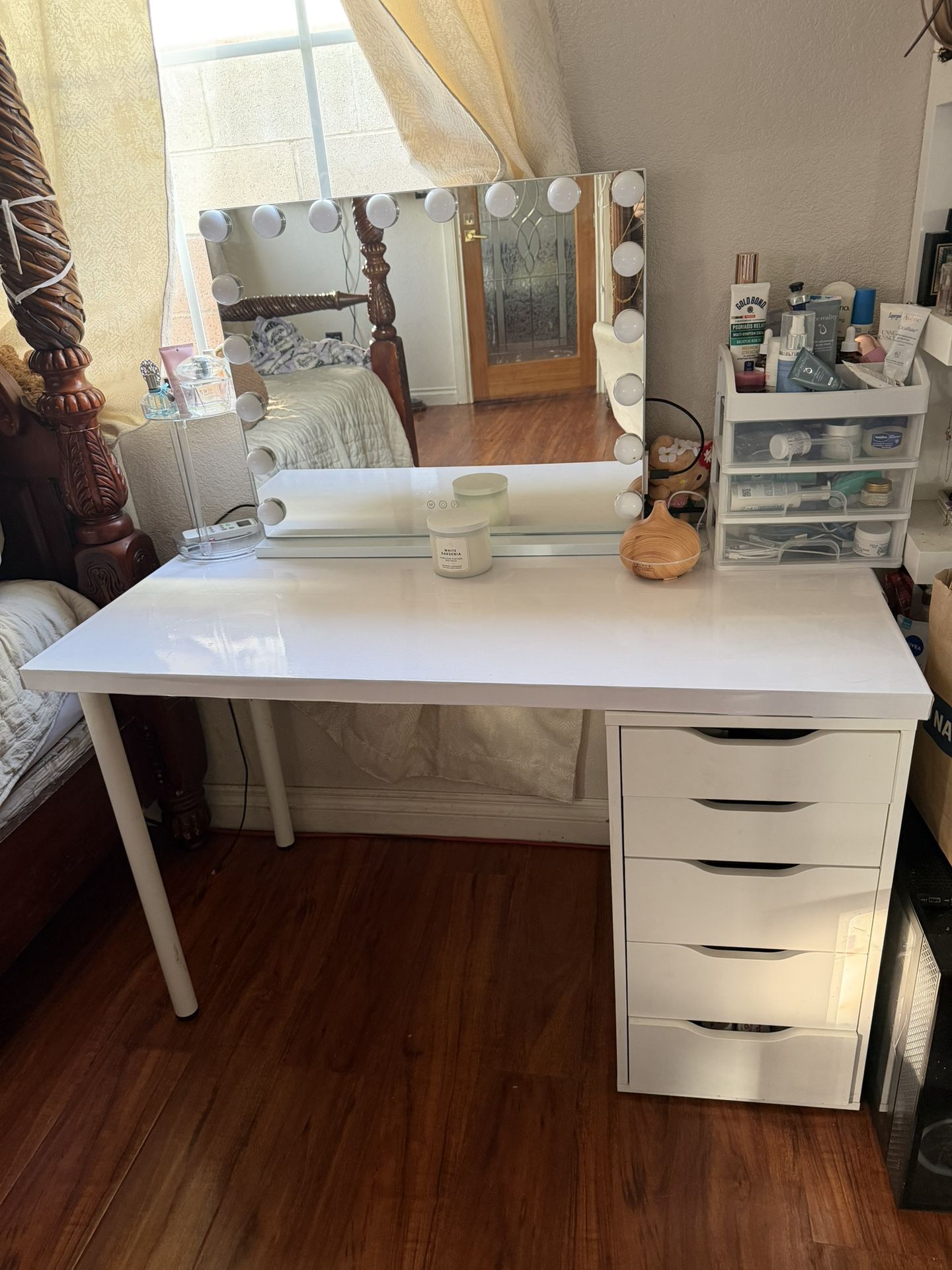 Vanity Desk With Mirror
