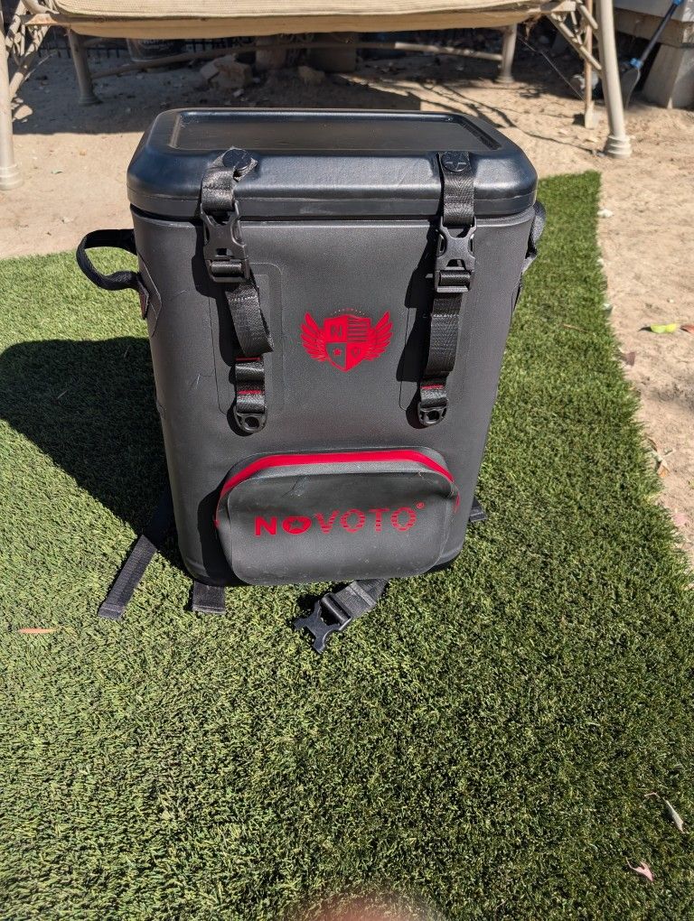 Novoto Magnetic Backpack Cooler Yeti