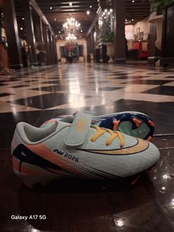Soccer cleats us size 4youth