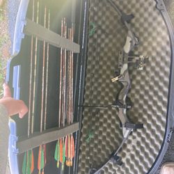 Vintage -1990s Compound Carolina Archery Bow With Case And 13 Arrows