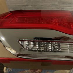 2014-18 JEEP GRAND CHEROKEE RIGHT/PASSENGER INNER TAIL LIGHT 