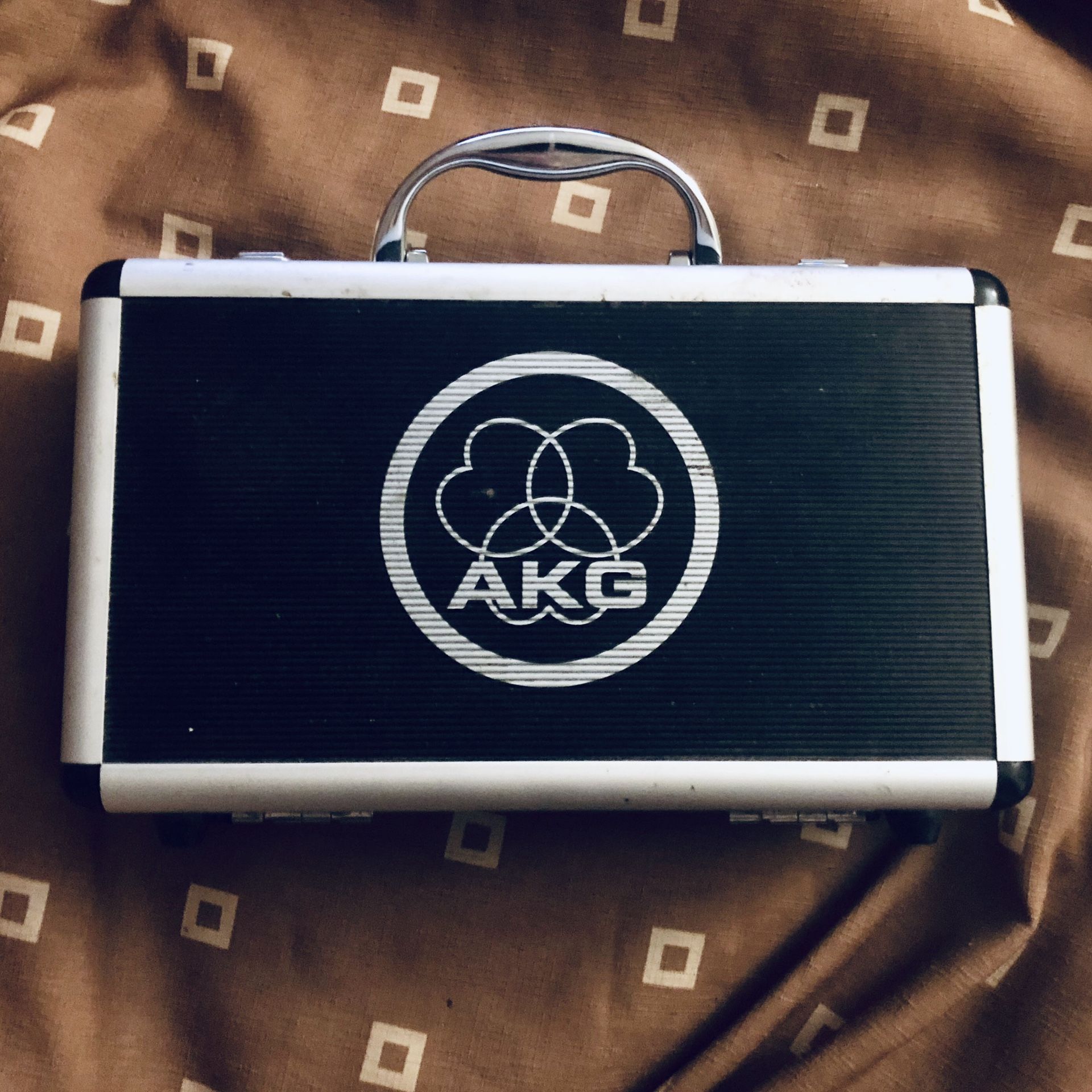 AKG C 1000 S Small Condenser Mic With Case