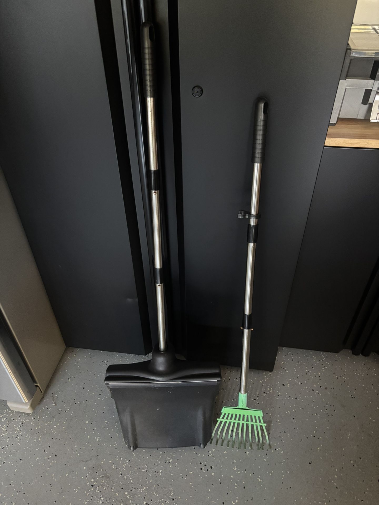 Hygena Scoop Odor Blocking Swivel Bin & Long Handle Rake Dog Poop Scooper