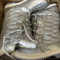 Snow boots size 3: Sorel Disney “Frozen”