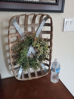 Decor basket with wreath