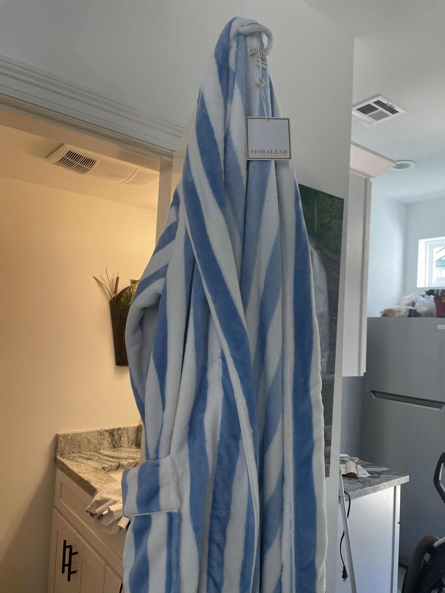 Shiraleah Chicago Robe Size Small