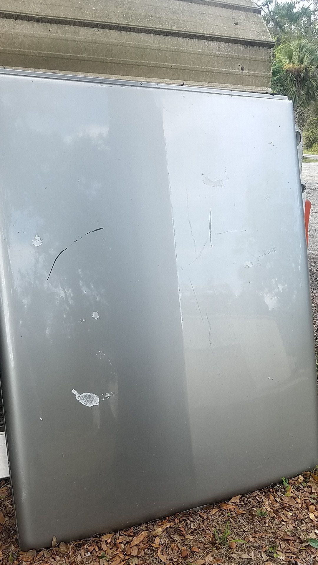 2002 S10 fiberglass tonneau cover with hinges for Sale in Apopka, FL