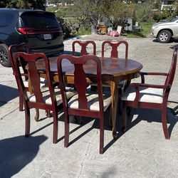 BEAUTIFUL 6 CHAIRS DINING TABLE  GOOD WOOD  AND EXTENSION FOR THE TABLE