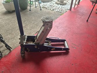 Nice Used Small jacklift.